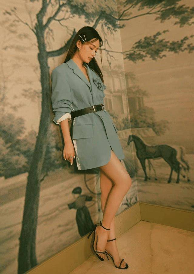 西装秀大长腿中长款的西装上衣穿起来休闲感十足,相对于常规的职场