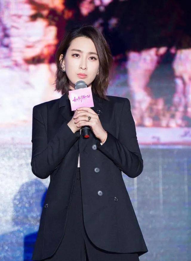 如何穿出高级感看看马苏的黑色西装搭网友不愧是马漂亮