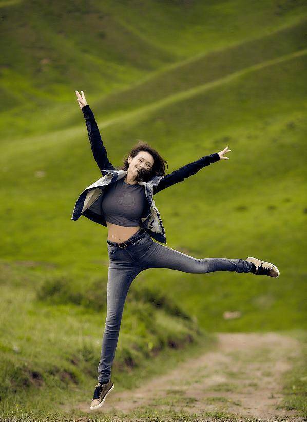 于明加气质太好了吧穿卡其色风衣游玩瓜子脸颜值惊艳了