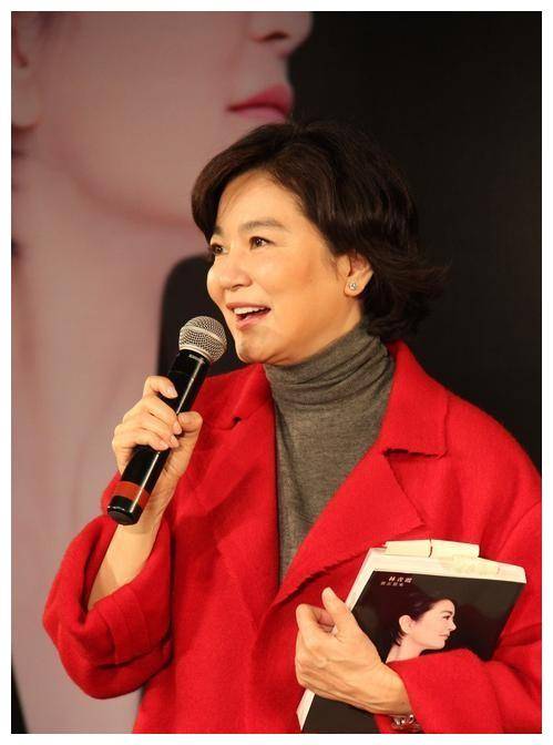自然老去的林青霞太美了!两鬓斑白身材下垂,却仍有贵妇气质