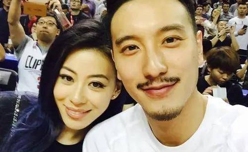 原创36岁张俪穿超短裙拍戏天鹅颈大长腿很突出至今还单身未婚