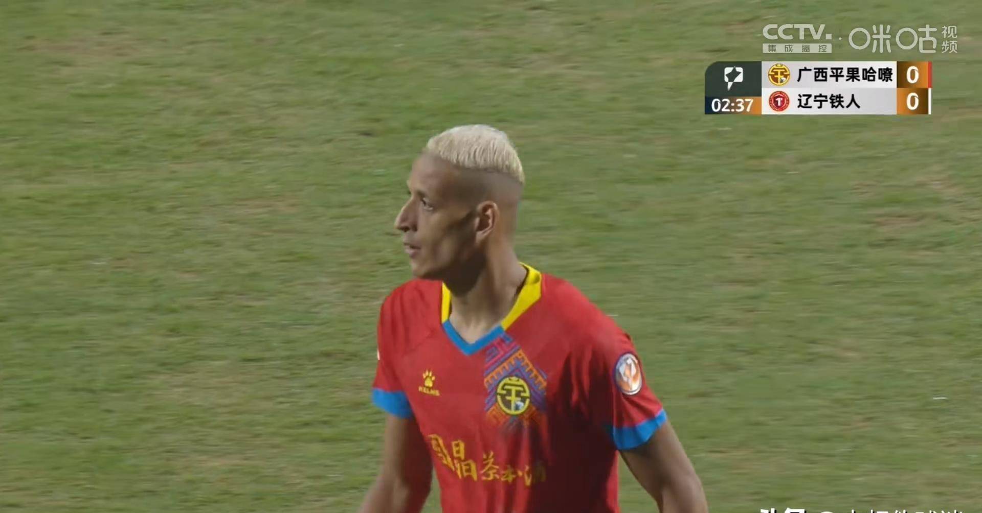 可惜的是,胡人天中路包抄,没能碰到球.