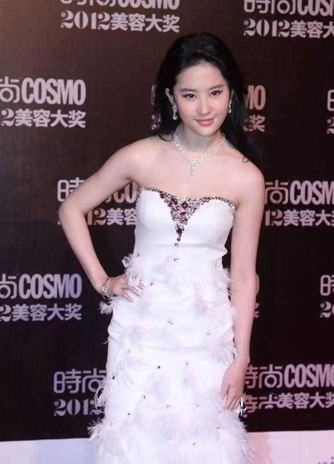 刘亦菲气质无敌了白色抹胸连衣裙勒出s形曲线满满的国际范