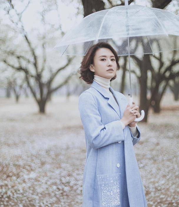 原创张蕾瘦出瓜子脸一袭金色连衣裙高贵优雅又美出圈了