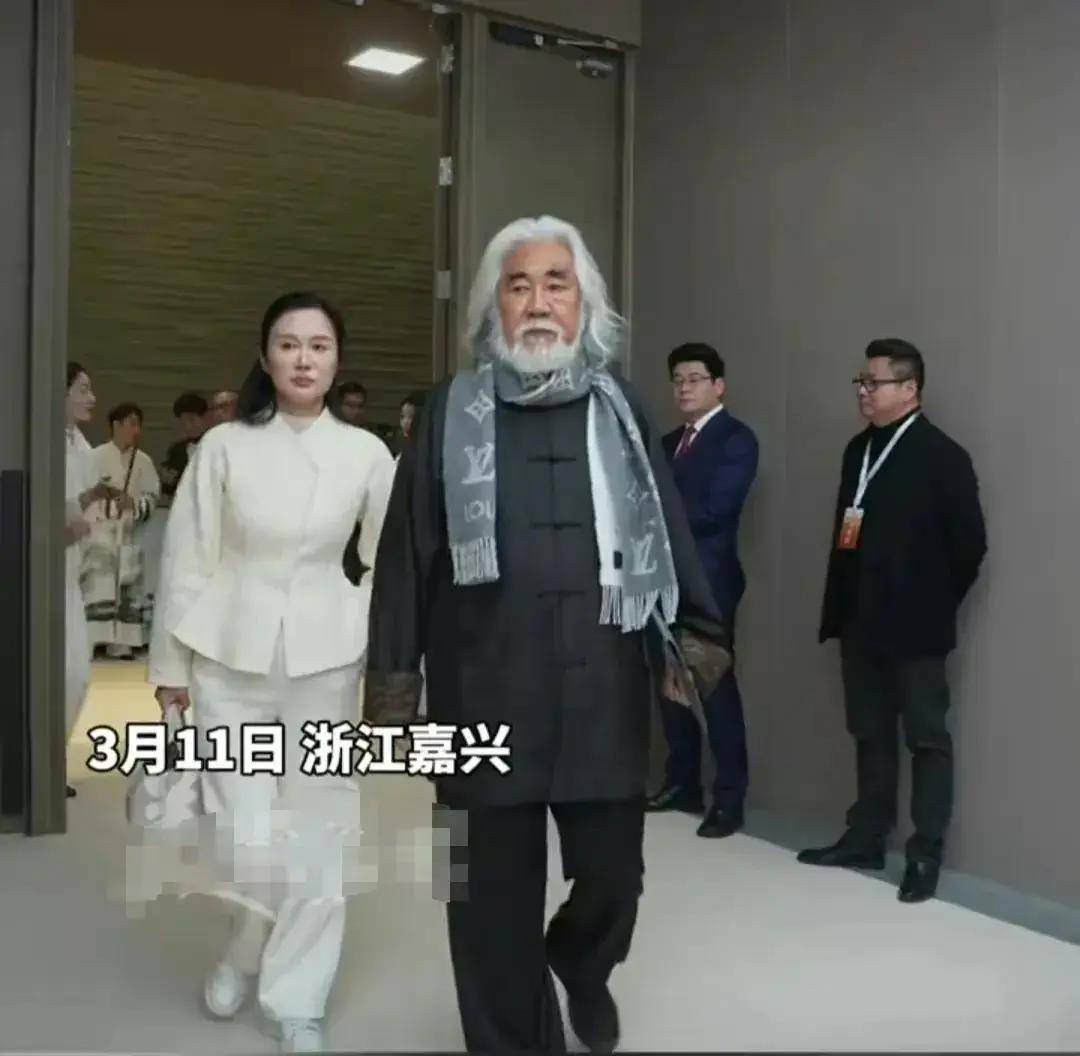 网友偶遇张纪中杜星霖夫妇外出遛弯73岁张纪中尽显老态太沧桑