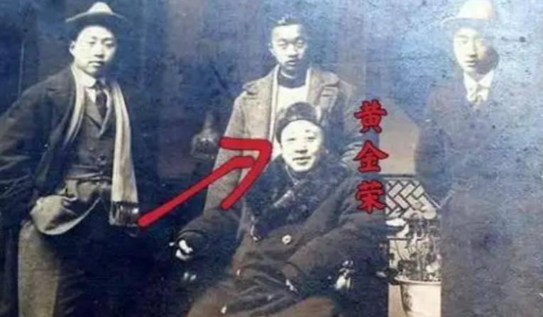 为了更好地完成工作,黄金荣在社会上也结交了不少人脉,而在这过程中