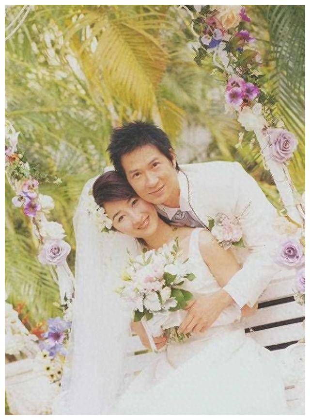 张家辉和关咏荷当年的婚纱照,单从颜值来说,渣渣辉有点配不上她