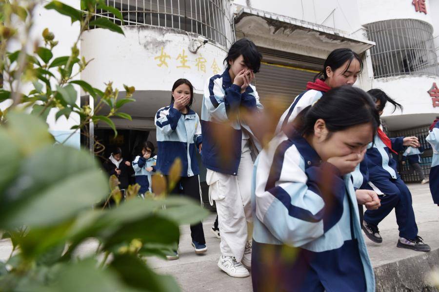 贵州从江县:下江中学开展应急逃生演练活动