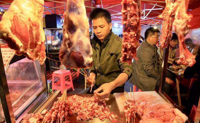 听说这里的烧烤摊位两三千一个月,但是很少有人会转