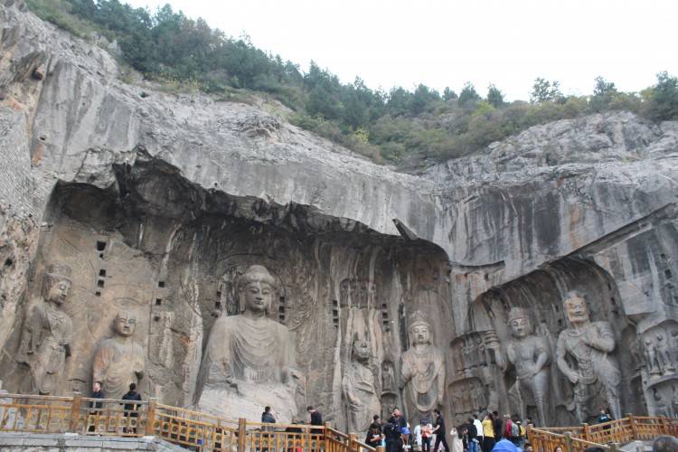 以伊河为界,石窟分为西山和东山两部分,东山石窟多是唐代作品,而西山