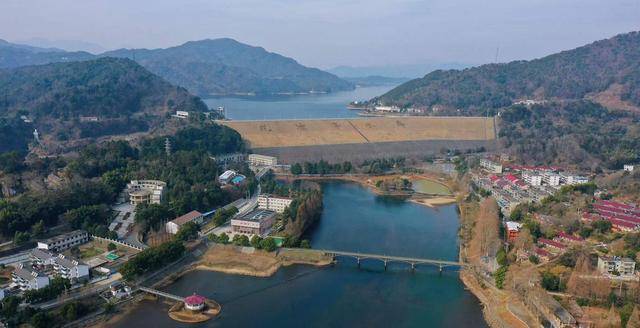 花亭湖是太湖县的水库,这里山水秀美,物产丰饶,沿途人家的门口挂满了