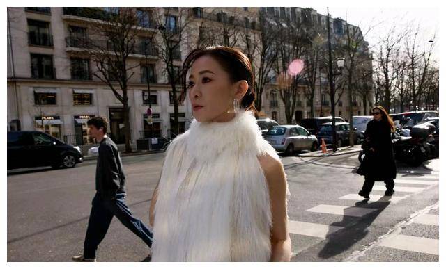 佘诗曼分享最新近照挑战不同风格勇于尝试