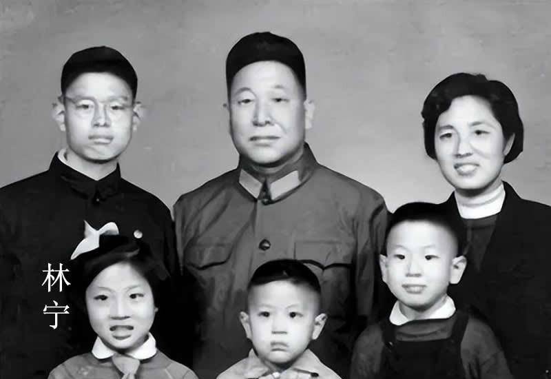 王健林的父亲军人出身活了101岁百岁生日时王健林为他祝寿