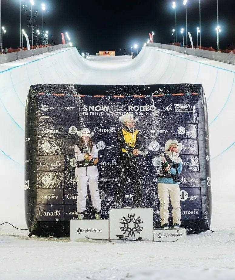 15小时连获两金后,她归心似箭回校上课_爱凌_场地_滑雪