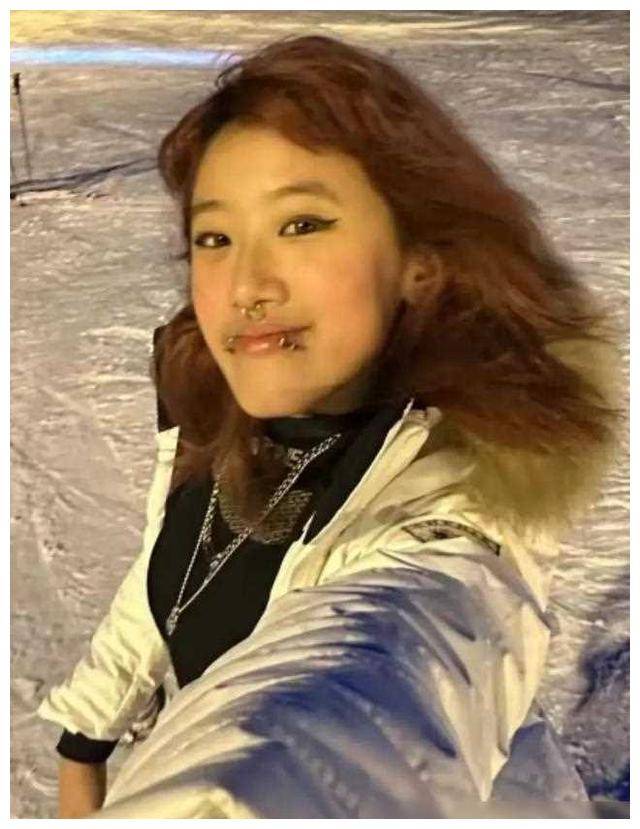 贾静雯大女儿浓妆逛街炫舌钉闺蜜撞脸小s女儿颜值吸睛