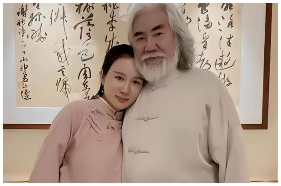 比起其它与张纪中年龄相仿的女性,杜星霖的年轻和活力显得更加诱人.