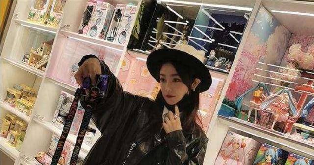 未火,如今更是无戏可拍,转行主播后每月仅挣几百块_刘琪奕_明星_工作