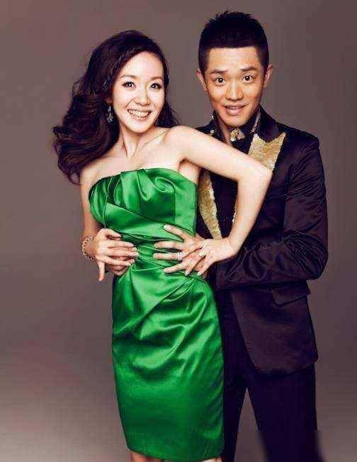 为什么凤凰传奇两人那么多年相安无事看看曾毅的老婆大家就知道