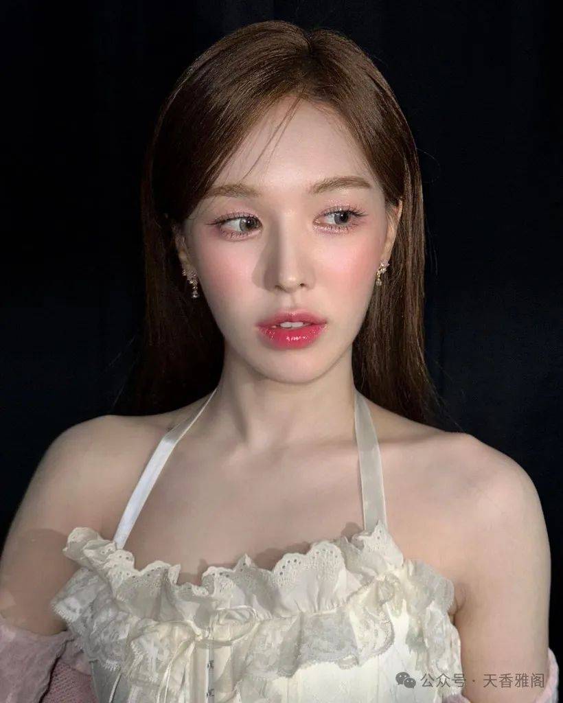 一些评论写道:"wendy处于她的辉煌时期,但在那之后,她开始动她的脸.