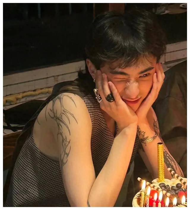 伊能静儿子22岁庆生哈利晒照展露纹身表情狂野眼神犀利