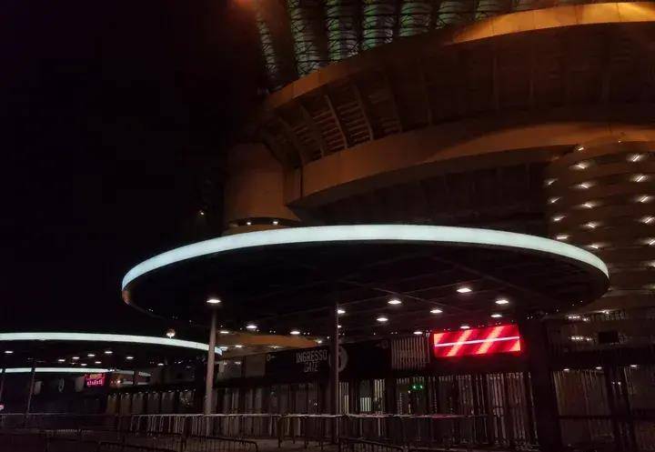 去圣西罗球场看ac米兰记错时间差点没进去赛后还被转播拍到了