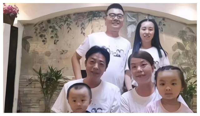 郭威心情不悦田静为丈夫打抱不平真正难过的另有其人