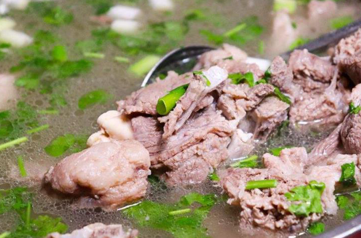 很多人炖牛羊肉汤都放这2味料大厨大错特错难怪那么难吃