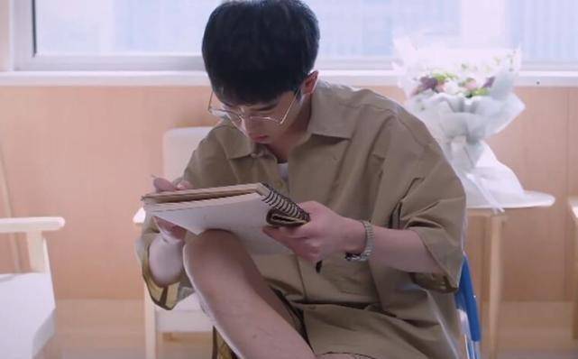 原创郑舒然盯着护士小姐看就算了下一秒的做法尖尖能忍而凌霄忍不了