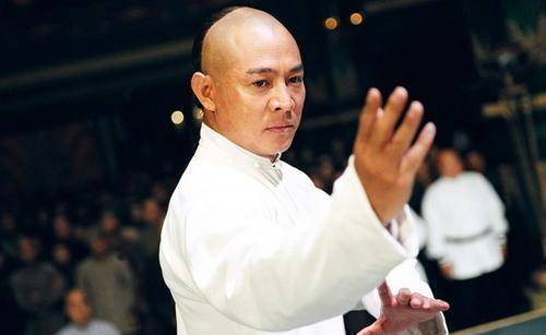 原创李连杰年轻时买下的3亿豪宅被荒废后保洁阿姨成人生赢家