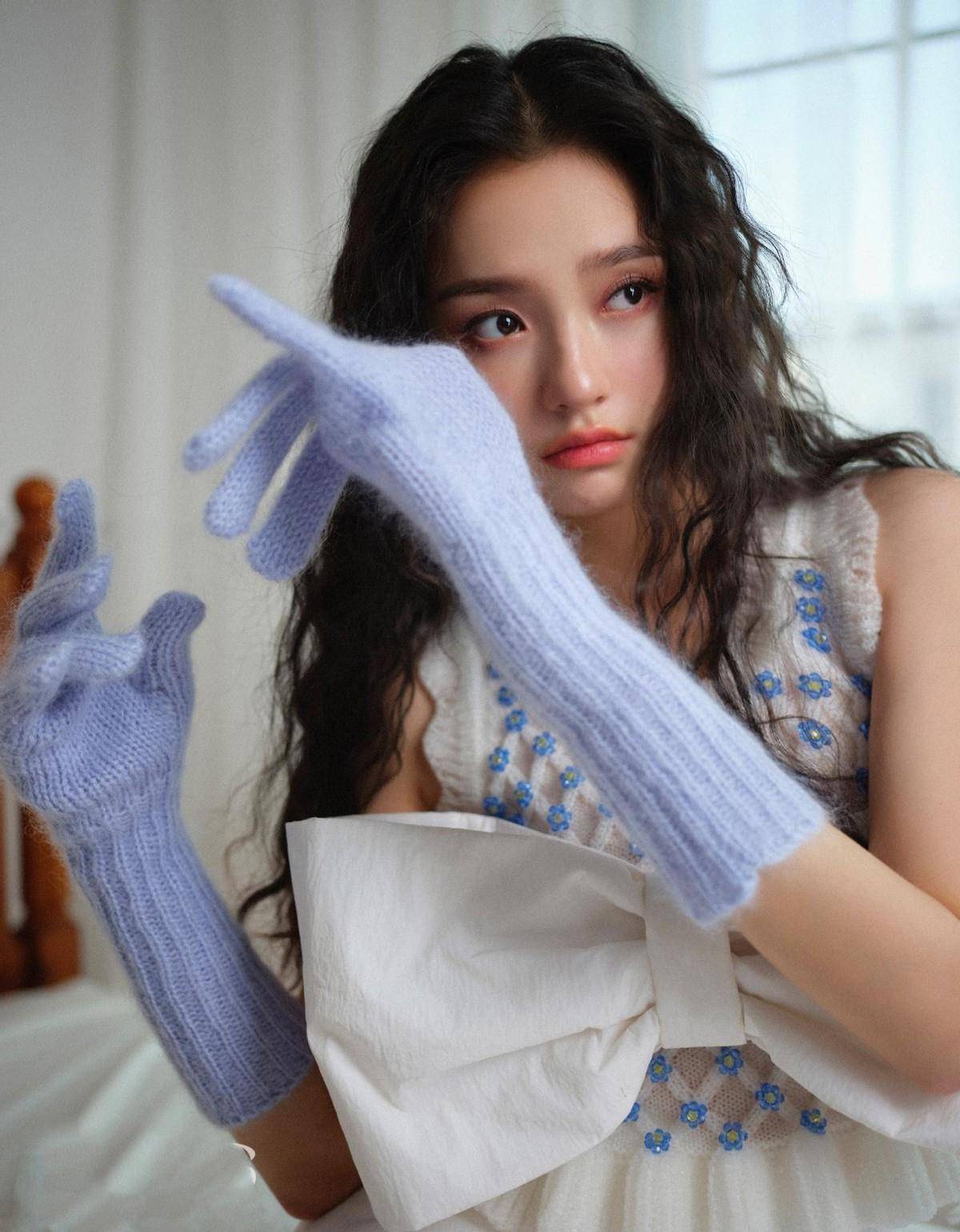 原创林允时尚感真好粉色妆容凸显少女感法式羊毛卷太俏皮