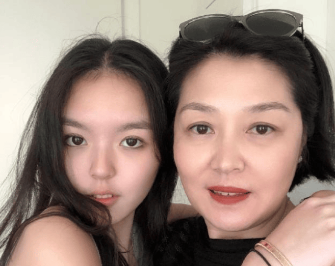 李咏女儿发文悼念父亲去世3周年,法图麦曾被嘲丑,如今超有气质_照片
