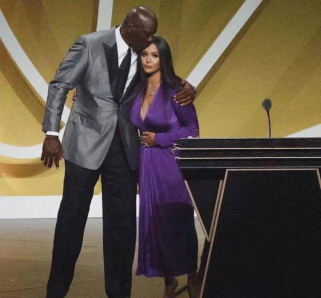 nba科比遗孀瓦妮莎涉嫌改嫁乔丹传闻引起争议,拍卖科比纪念戒指惹怒