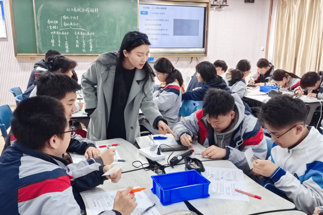 金陵中学集团人民中学汇文青研班开展第十六期代表课活动