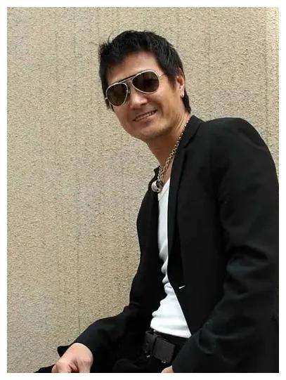 卢惠光已经步入了人生的下半场,尽管未能实现儿时的梦想,成为一名家喻