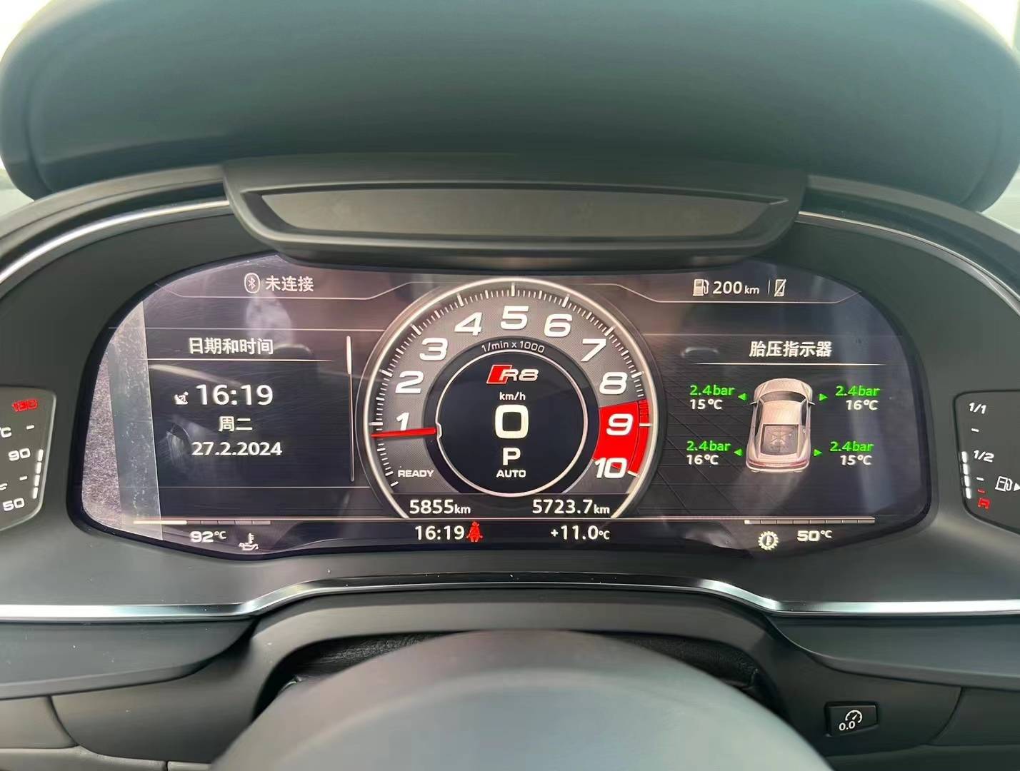 奥迪r8 v10 coupe performance的内饰设计既时尚又精致,这款车配备