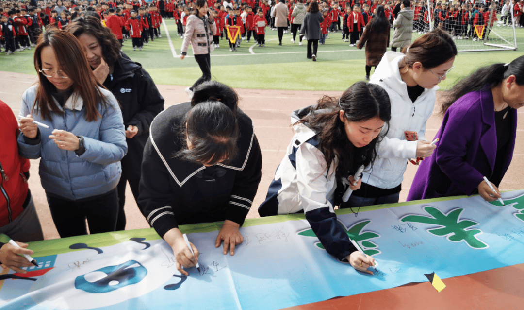 近视防控宣传教育月走进邢台市逸夫小学开展瞳心看世界明眸望未来活动