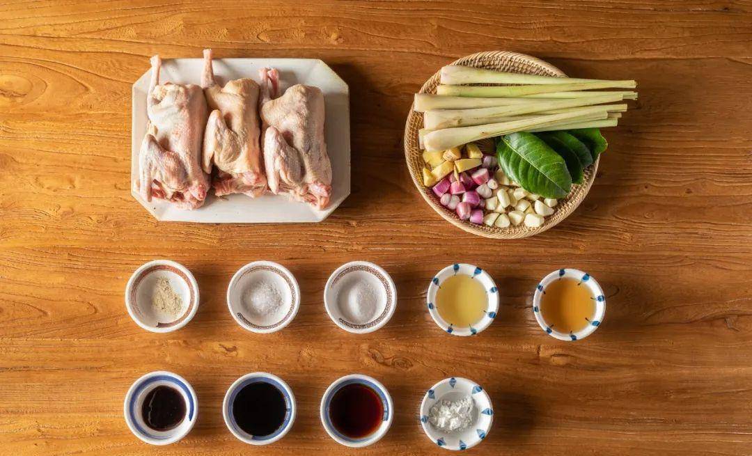 乳鸽3只 香茅8根 柠檬叶3片 红葱头5颗 姜1小块 蒜瓣6瓣 盐2小勺 糖1