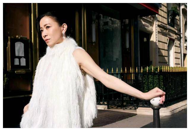 佘诗曼最新近照展现多样风采大胆尝试不同风格