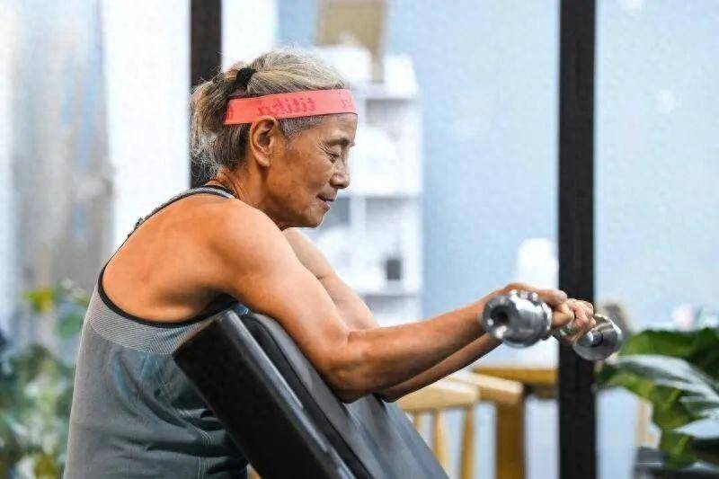 73岁"撸铁奶奶"陈继芳,因坐月子淋雨卧床20年,锻炼6年成网红_健身