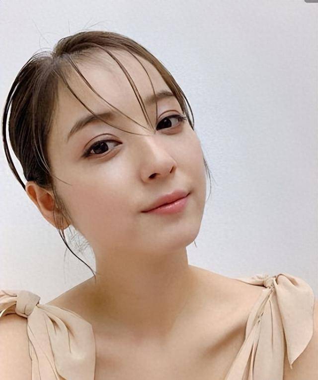 2020年,一桩与佐佐木希有关的丑闻突然爆发,立即震