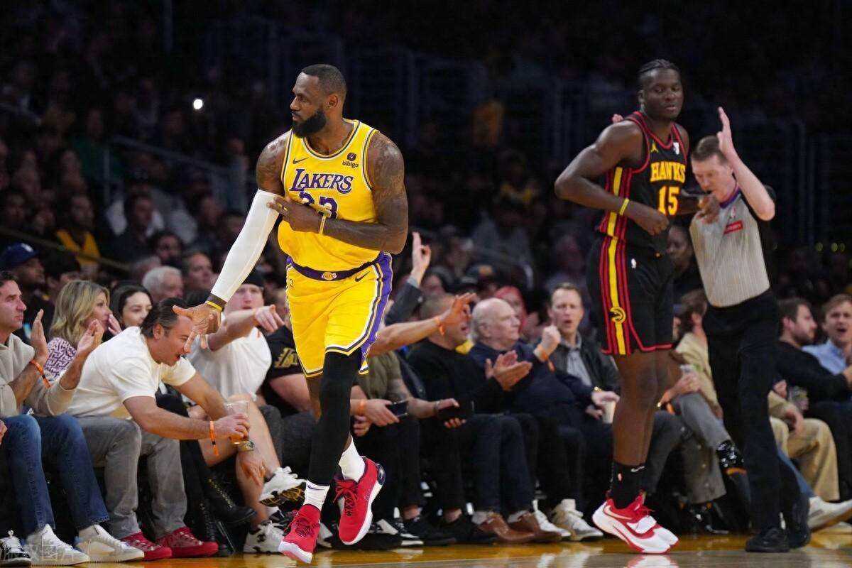 10拉塞尔单赛季三分命中数超科比 湖人31分大胜老鹰_里夫斯_八村_nba