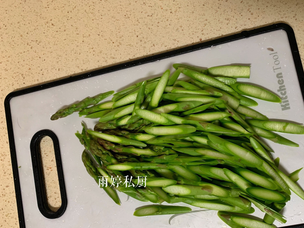 5,锅中烧开水,加入少许盐,先下入芦笋片焯烫2分钟左右盛出,在下入木耳