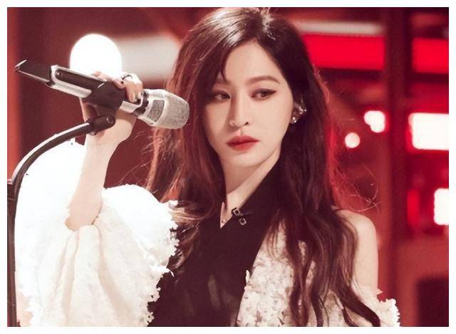 如今差距早已拉开,真红还是假红一目了然_王心凌_万茜_金晨