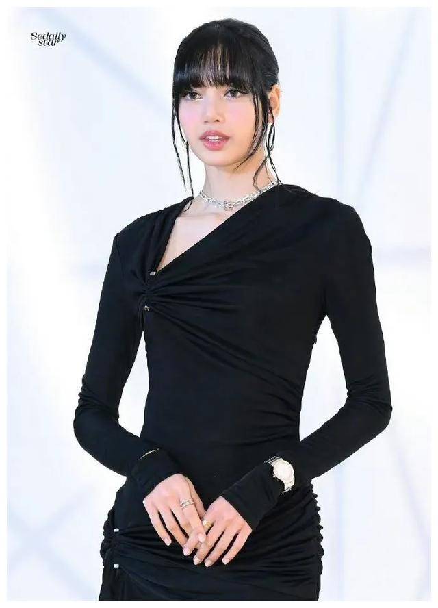 lisa疯马秀后脚踝纹身曝光欧美圈事业风生水起