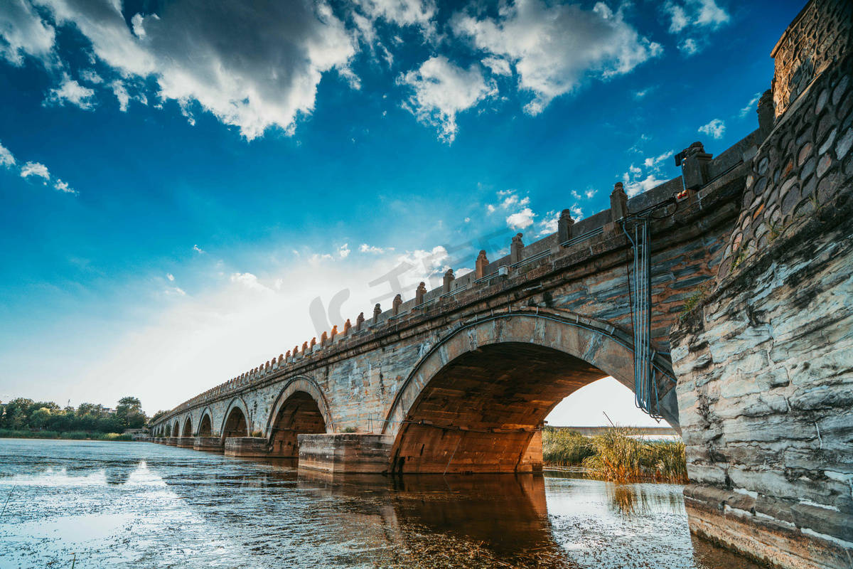 卢沟桥亦称芦沟桥,在北京市西南约15千米处,丰台区永定河上.