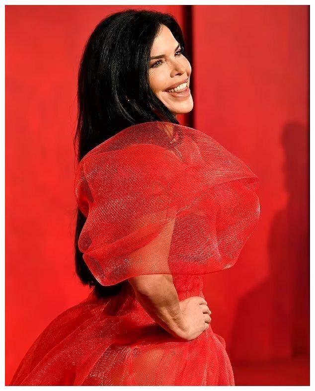 54岁未婚妻比卡戴珊还放飞,富豪被指尴尬_劳伦·桑切斯_评价_关系