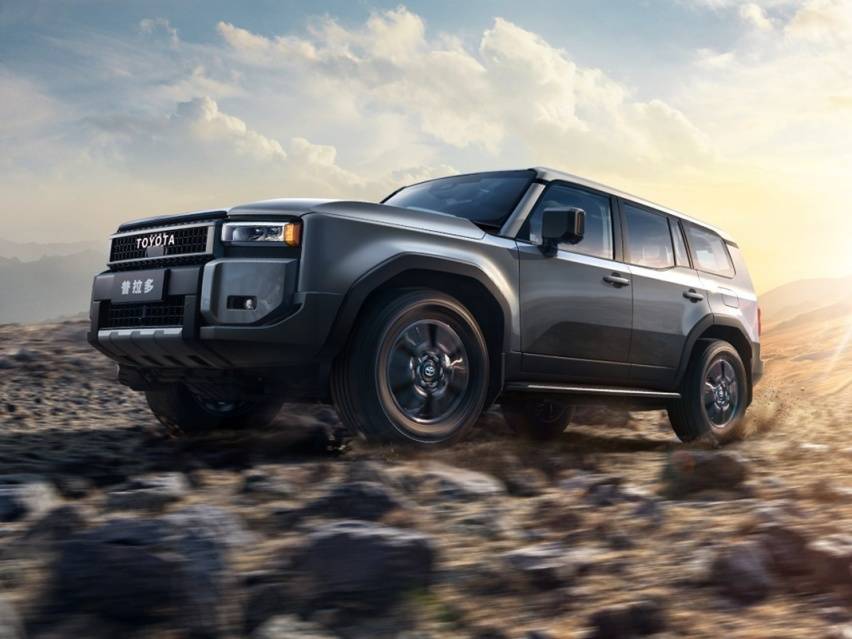 再加上厚厚的下底护板,方形大灯,颇有美式"悍马"的风格看起来更具野性