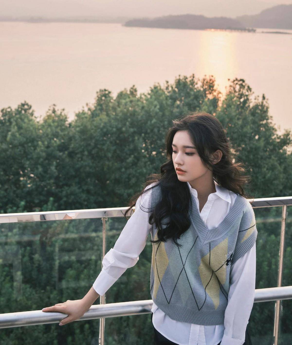 原创林允时尚感真好粉色妆容凸显少女感法式羊毛卷太俏皮