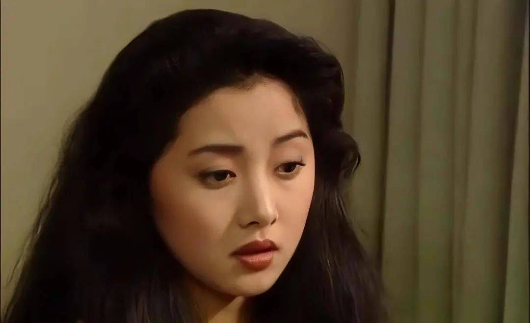 进入演艺圈后,参演过《编辑部的故事》,《甲方乙方》,《红色康乃馨》