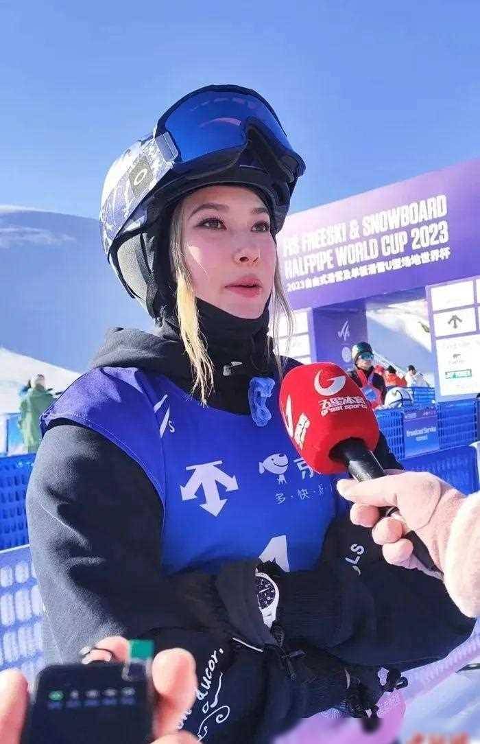 15小时连获两金后,她归心似箭回校上课_爱凌_场地_滑雪